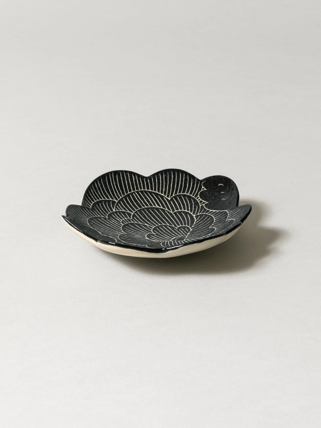 FUGA Wind Flower Plate - Black 4 FUGA Wind Flower Plate - Black - Image 2