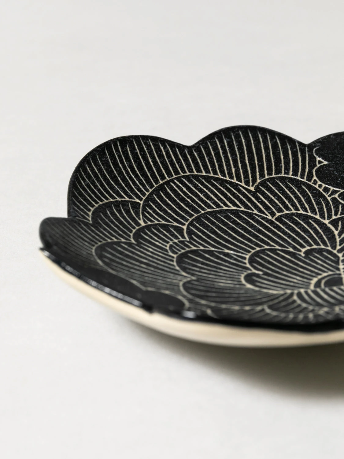FUGA Wind Flower Plate - Black 5 FUGA Wind Flower Plate - Black - Image 3