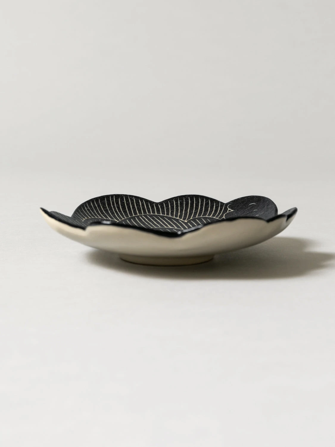 FUGA Wind Flower Plate - Black 6 FUGA Wind Flower Plate - Black - Image 4