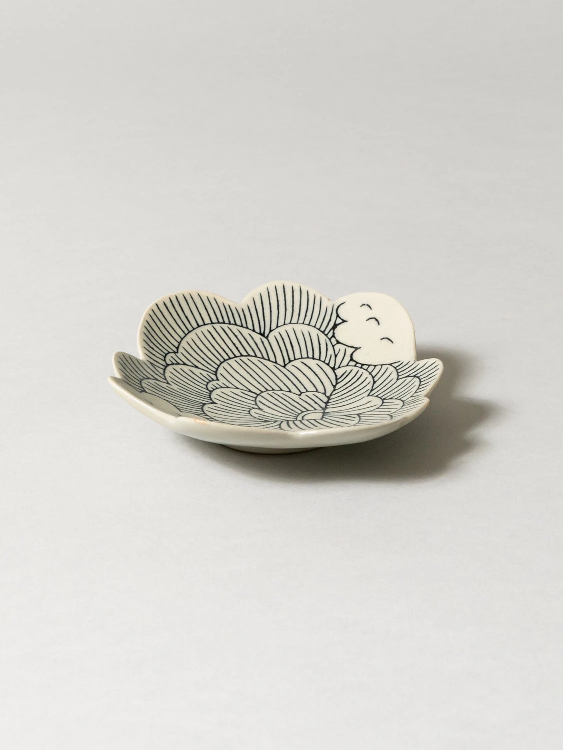 FUGA Wind Flower Plate - White 4 FUGA Wind Flower Plate - White - Image 2