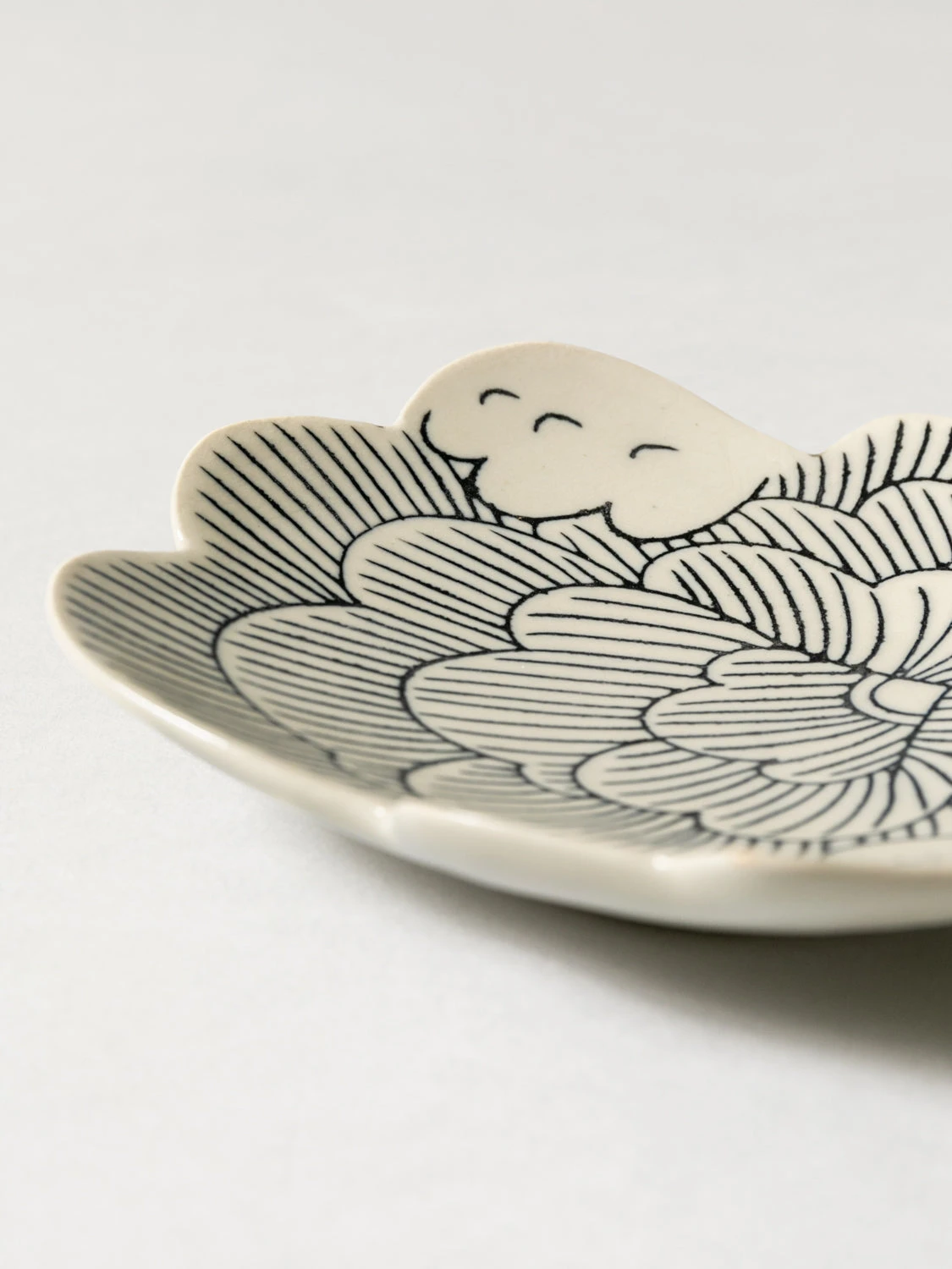 FUGA Wind Flower Plate - White 5 FUGA Wind Flower Plate - White - Image 3